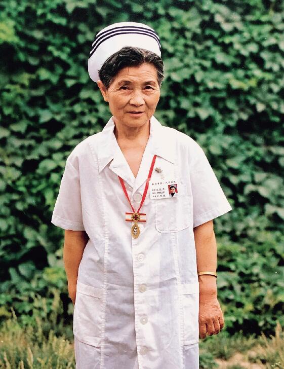 2001年6月，吴景华获得国际护理界最高荣誉奖——南丁格尔奖。.jpg
