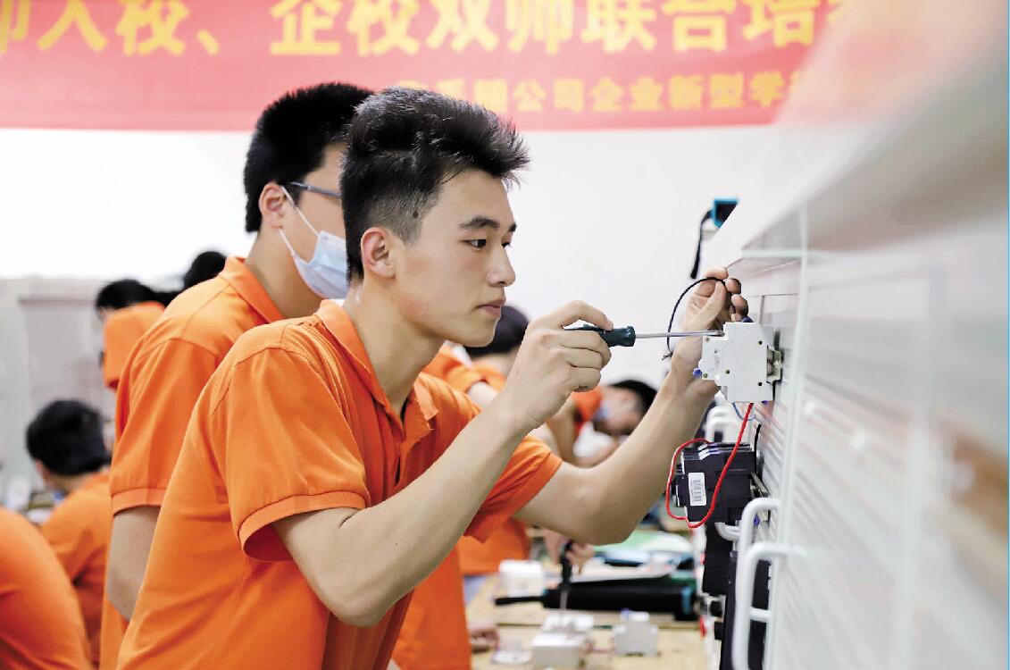 固原市原州区贫困学子母得余在飞毛腿技师学院练习组装电力开关元器件.jpg