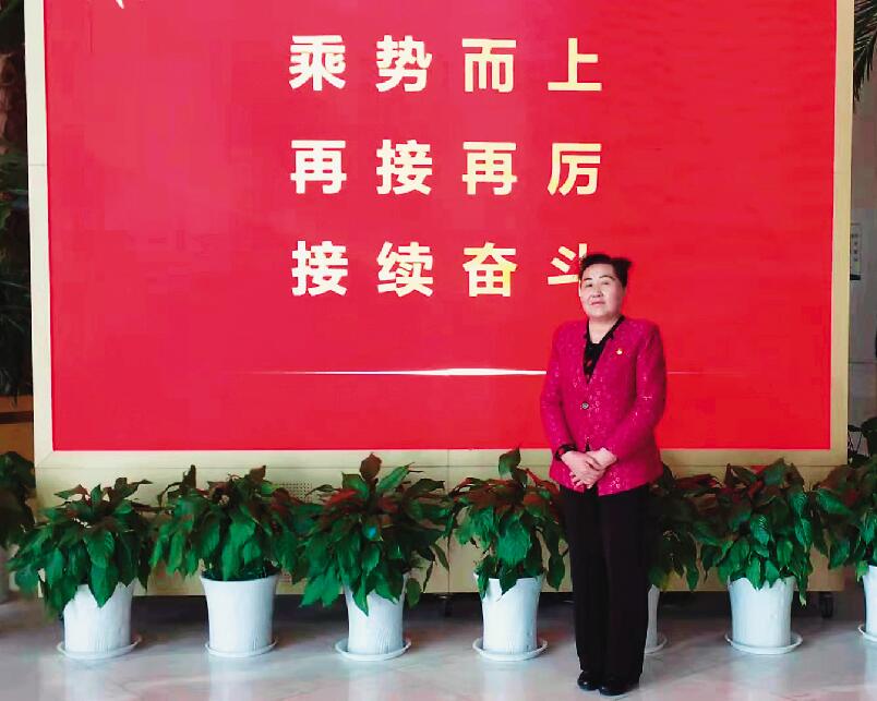 丁海燕参加全区脱贫攻坚总结表彰大会.jpg