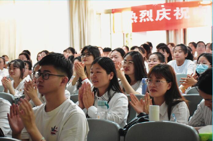 青年学生集体收听收看习近平总书记在庆祝中国共产党成立100周年大会上的讲话.jpg