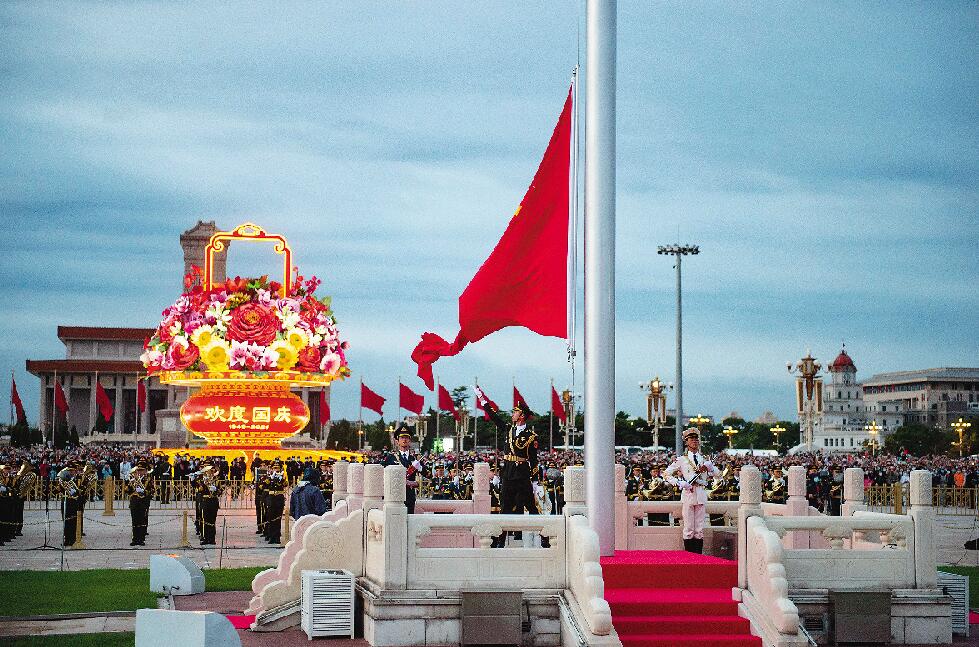 2021年10月1日清晨，隆重的升国旗仪式在北京天安门广场举行。.jpg