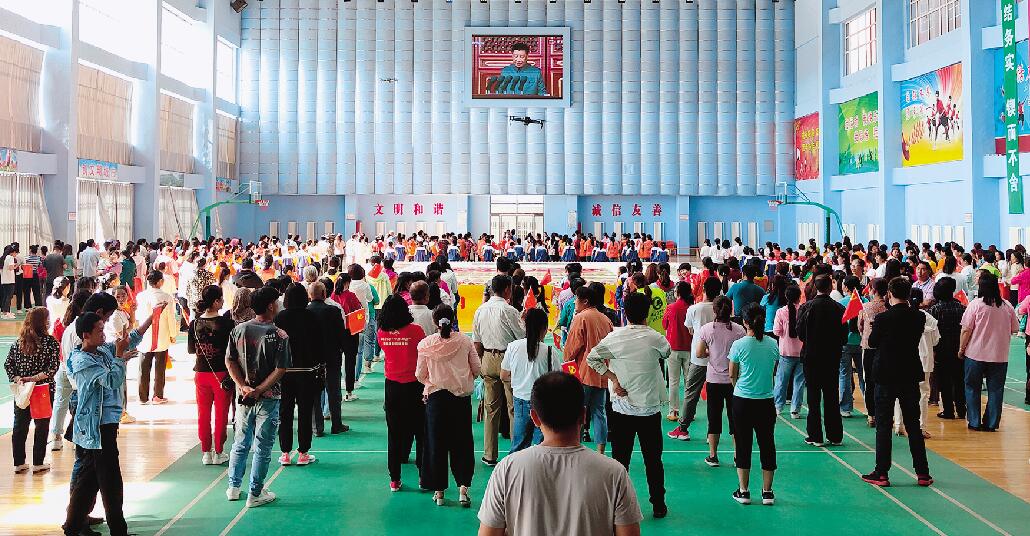 2021年7月1日，彭阳县各界群众在县体育馆内集中收看习近平总书记“七一”重要讲话。 杨卫民 摄.jpg
