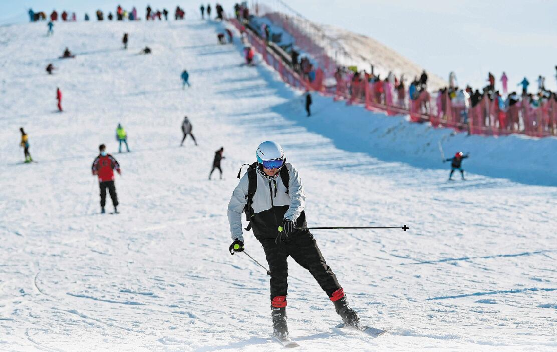 1月30日，市民在宁夏银川市阅海滑雪场体验滑雪运动.jpg