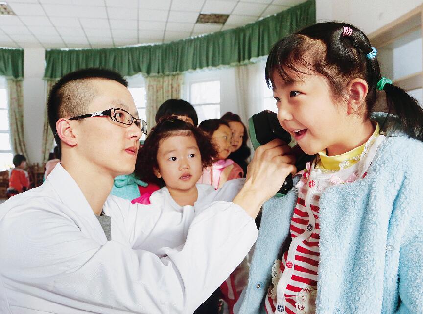 基层医疗服务机构为儿童进行免费健康体检.jpg