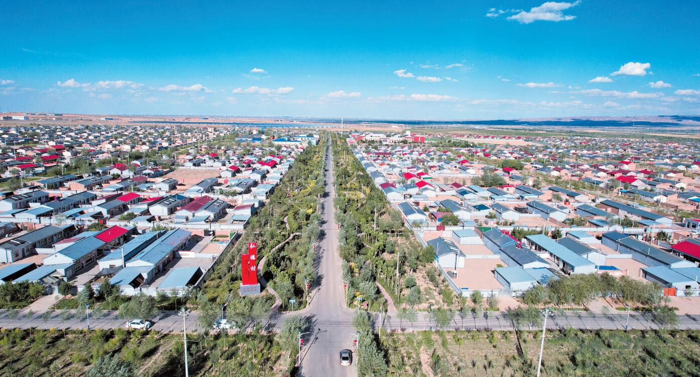 牢记习近平总书记殷殷嘱托，宁夏各族群众团结奋斗打造塞上乡村乐园。图为吴忠市红寺堡区红寺堡镇弘德村新貌。.jpg
