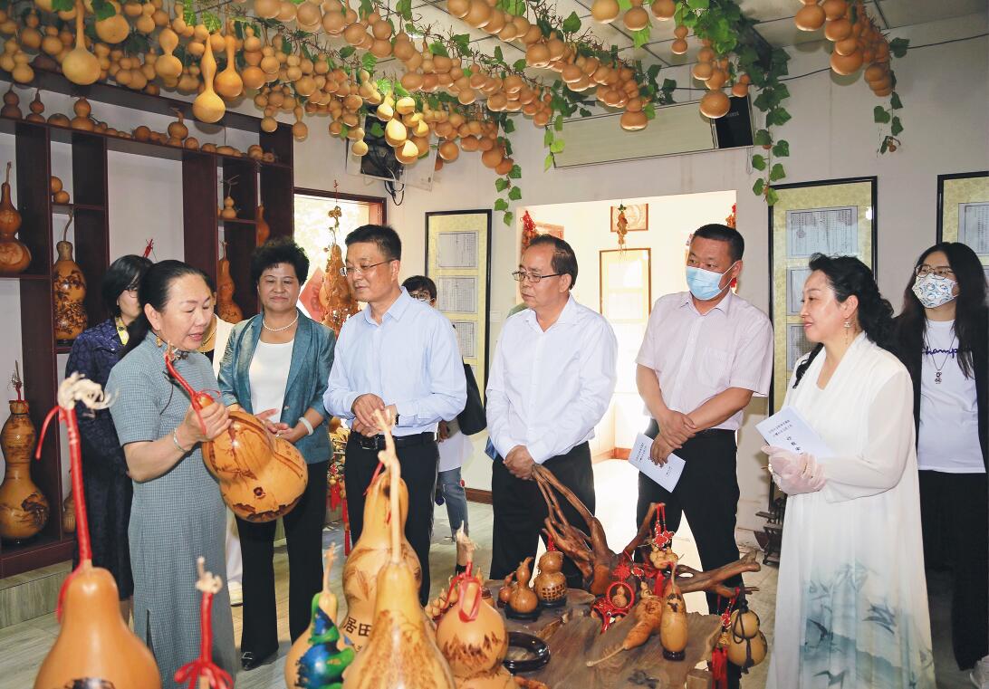 自治区文联在瑞宝葫芦民间艺术创研基地调研，为民间文艺探索“数字”道路。.jpg
