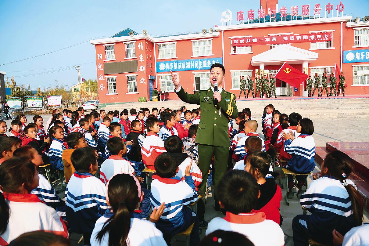 武警宁夏总队文艺轻骑兵深入平罗县陶乐镇庙庙湖村开展文艺演出活动.jpg