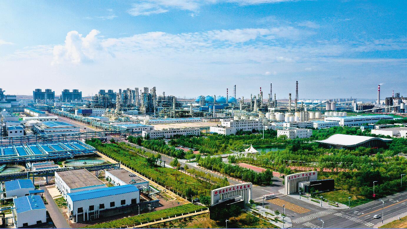 多年来，宁东能源化工基地坚守生态环保和安全生产底线，走出了一条高质量发展新路子。 闫院平 摄.jpg