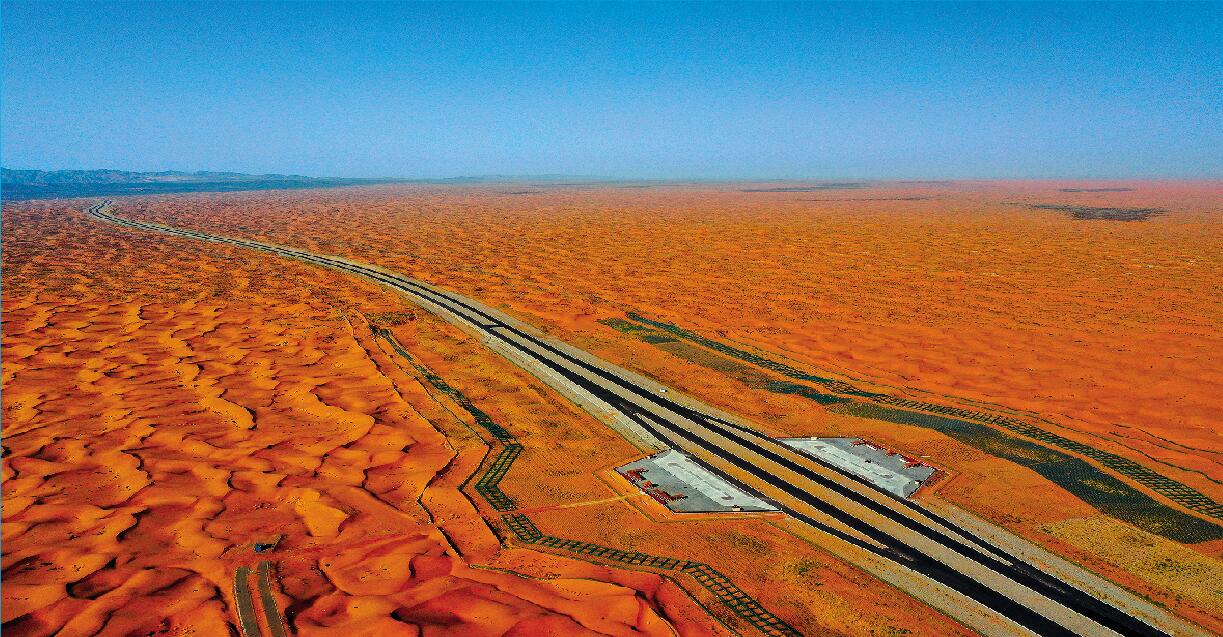 乌玛高速公路中卫段是国内第一条穿越沙漠腹地的高速公路.jpg