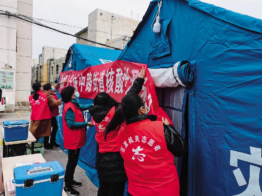 自治区统计局财务处党支部深入结对共建社区开展疫情防控志愿服务活动，助力开展集中核酸检测工作。  自治区统计局提供.jpg