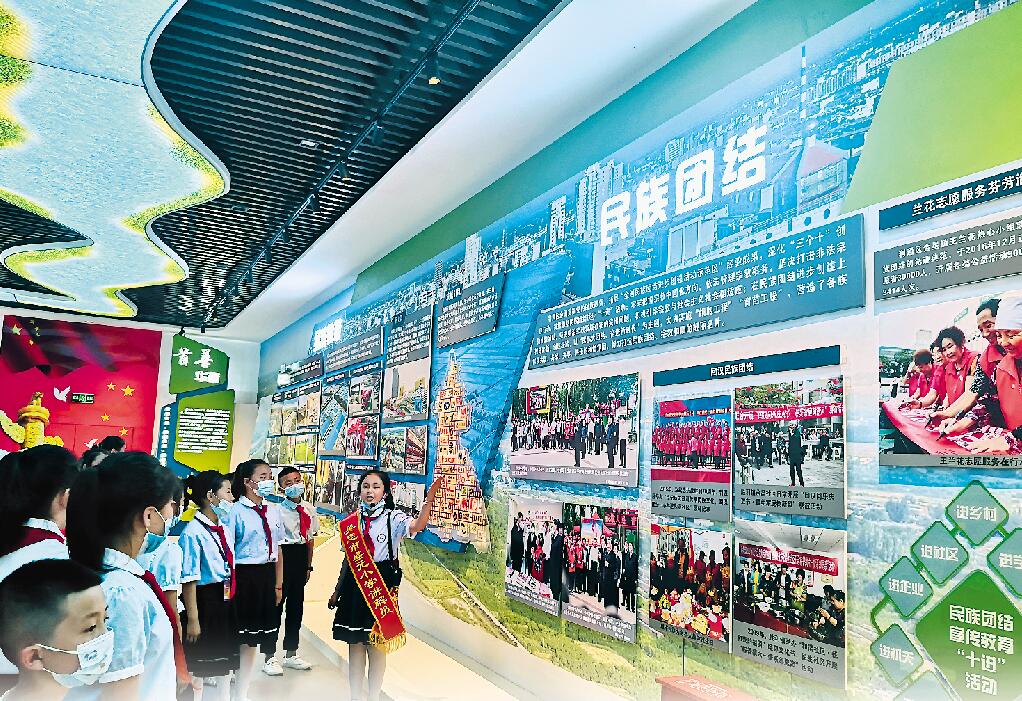 吴忠市盛元小学在学生中开展民族团结教育.jpg