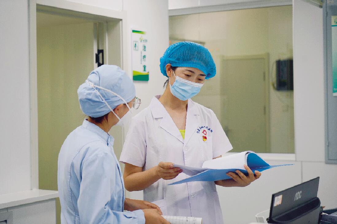 党的二十大代表，自治区第四人民医院护理院感供应室联合党支部书记、护理部副主任顾春娥（右）。.jpg