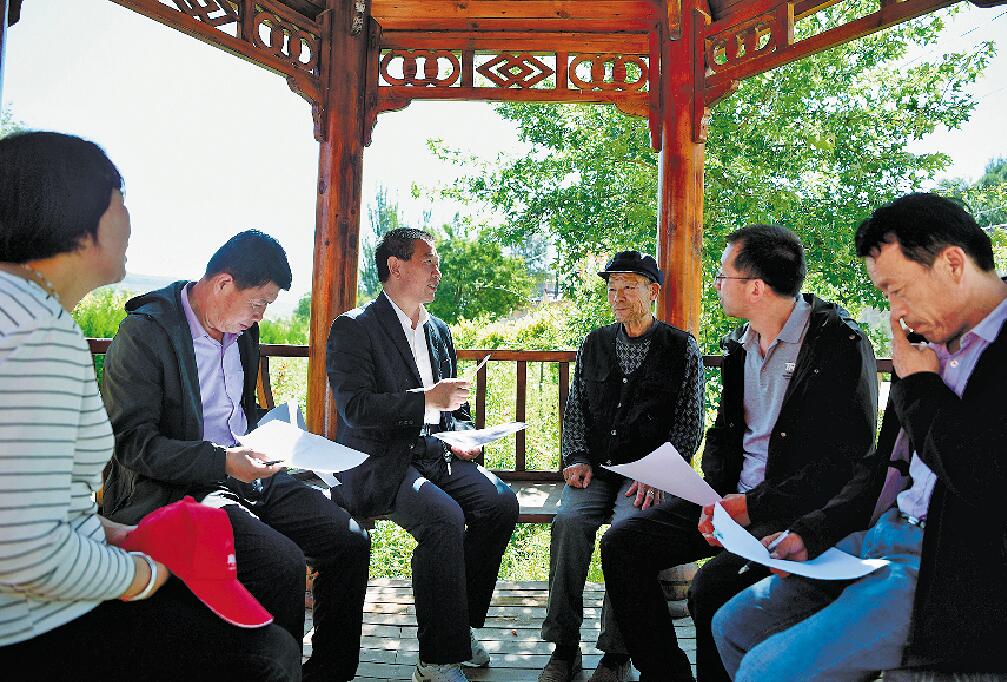 党的二十大代表，隆德县凤岭乡李士村党支部书记、村委会主任齐永新（左三）。.jpg