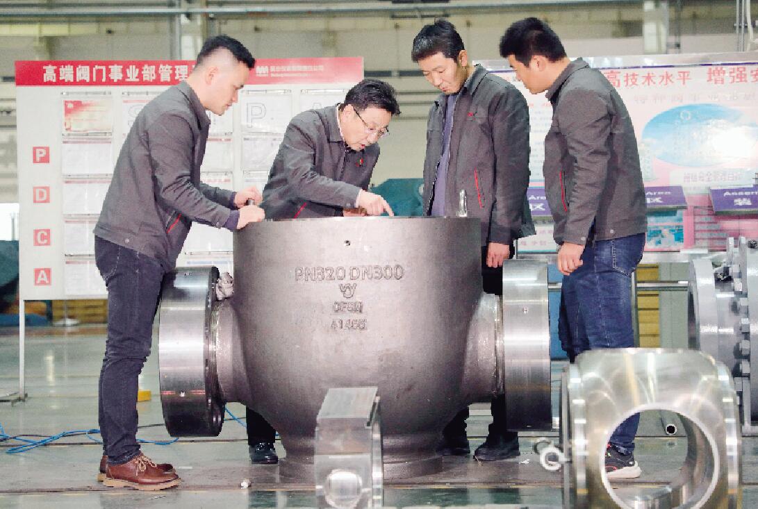 党的二十大代表，中国工程院院士，吴忠仪表有限责任公司党委书记、董事长马玉山（左二）。.jpg