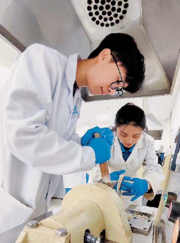 宁东现代煤化工中试基地实验室的科研人员正在工作。 刘立祥 摄.jpg