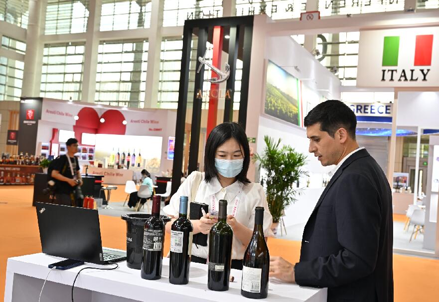 葡萄美酒赢得客商青睐。.jpg