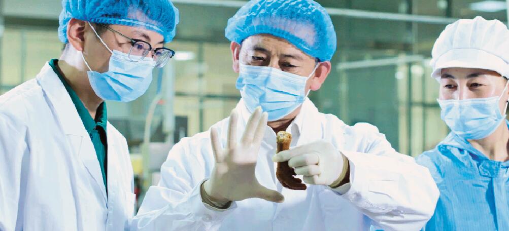 马亚辉（左一）检查产品生产情况。.jpg