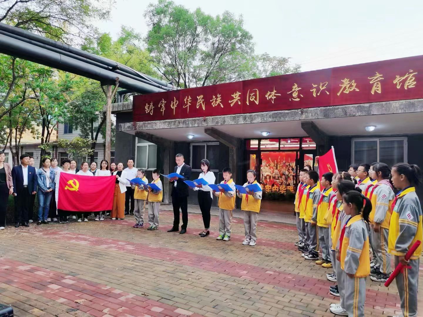17-10 铸牢中华民族共同体意识教育馆。宁夏广泛开展宣传教育，夯实铸牢中华民族共同体意识的思想基础。图为石嘴山市第十一小学师生在石嘴山市铸牢中华民族共同体意识教育馆开展主题活动.jpg