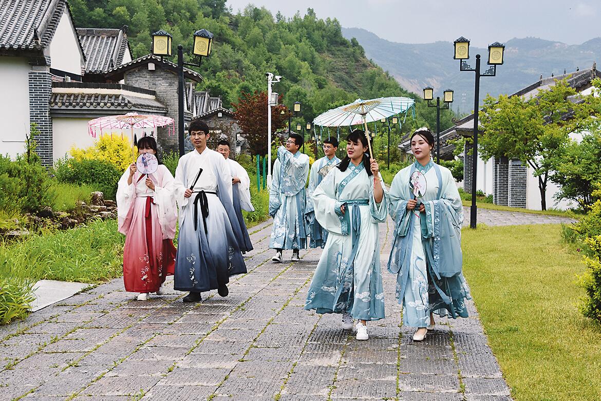 游客打卡香水新村民宿。.jpg