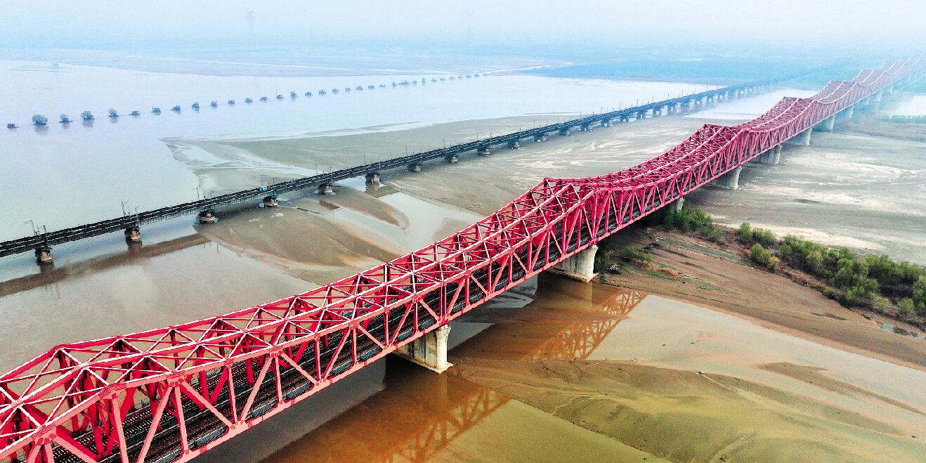 黄河郑州段上并立的三座跨河大桥见证了时代的变迁和城市的发展    张友豪 摄.jpg