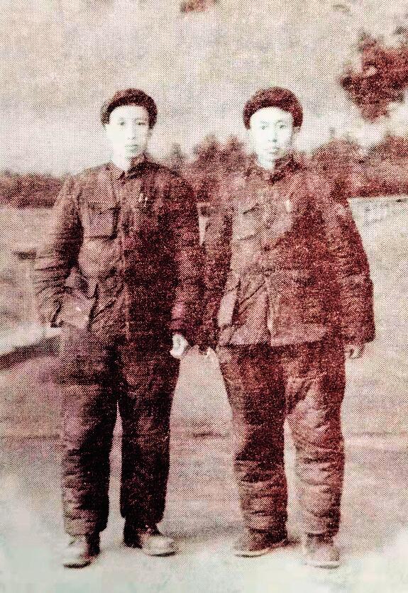 1962年，七外爷张佶（左）和六外爷张元离开张掖回宁夏前的合影。.jpg