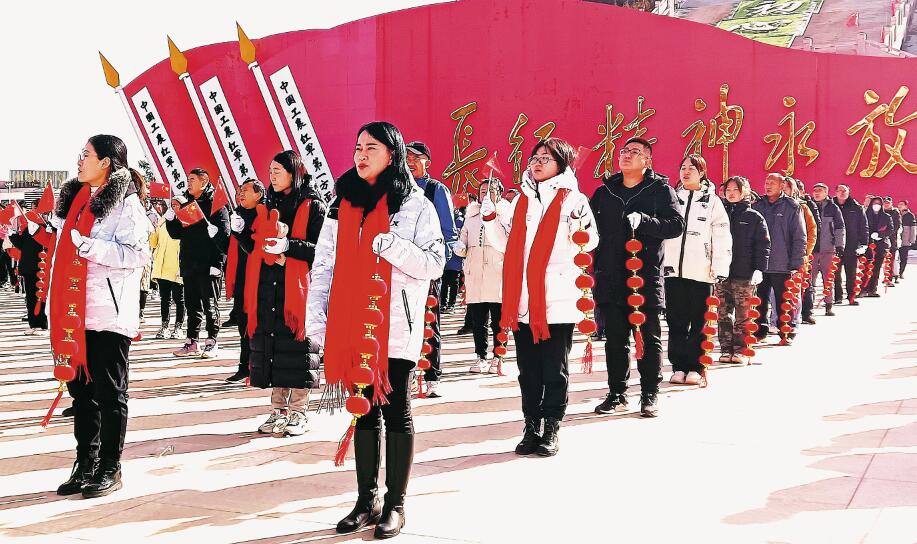 固原市隆德县组织群众开展登山活动庆祝新春佳节，在六盘山红军长征纪念广场齐唱《歌唱祖国》，表达对伟大祖国的美好祝福。.jpg