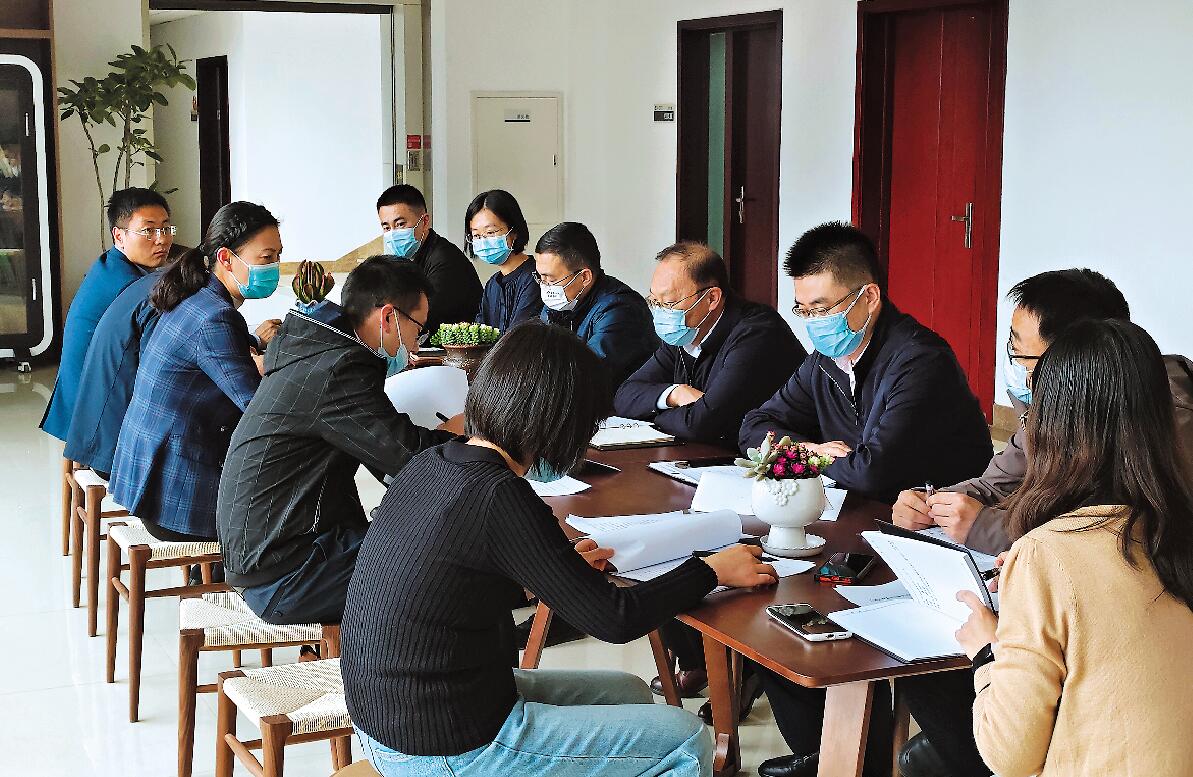 自治区党委宣传部学习提升小组组织集体学习，并围绕学习重点开展研讨交流。.jpg