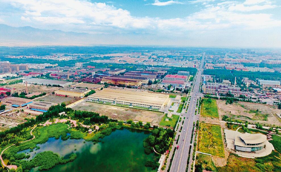 银川经开区抢抓“工业强市”战略机遇，高质量推动高端装备制造业。图为装备制造产业集聚区。.jpg