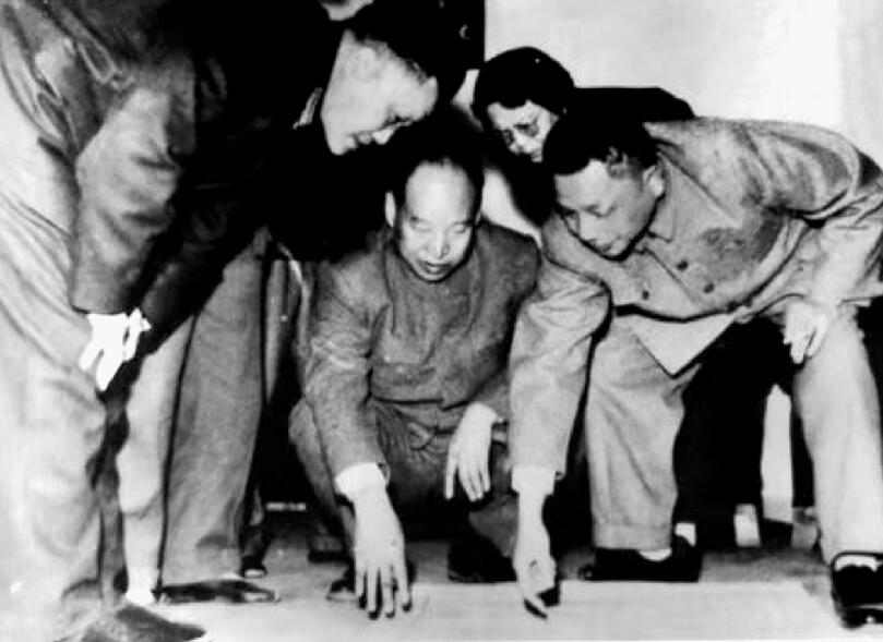 1964年3月，邓小平（右一）、彭真（中）在宁夏视察工作。.jpg