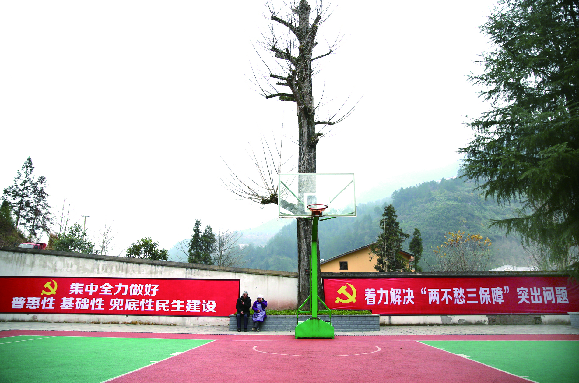 解决了“两不愁三保障”问题，群众生活无忧.jpg