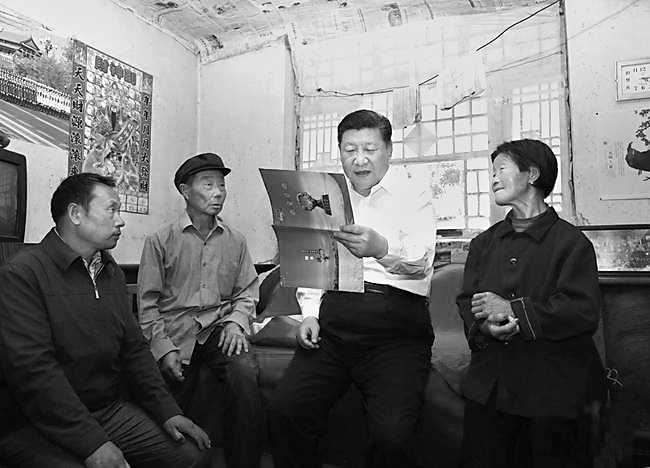 习近平总书记在岢岚县赵家洼村看望贫困村民刘福有夫妇.jpg