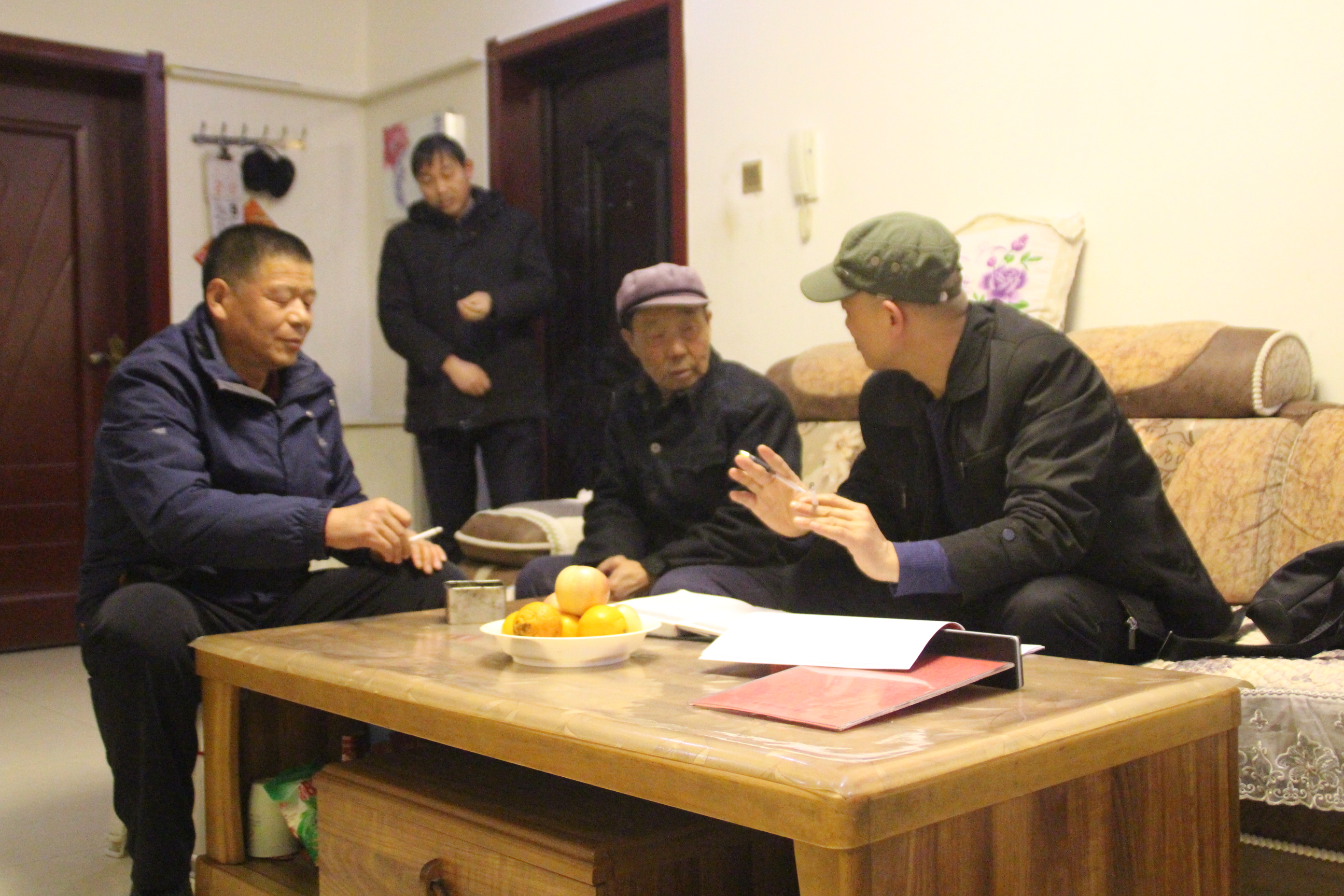 记者在岢岚县城广惠园移民新村的赵家洼搬迁户家中采访.JPG