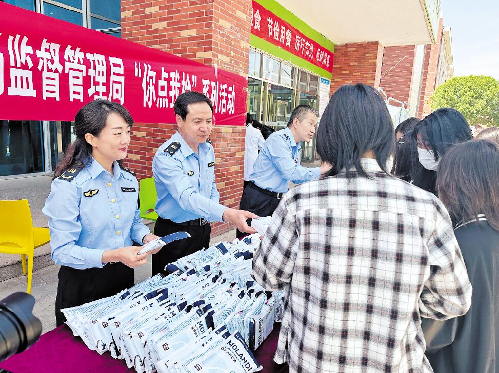 自治区市场监管厅工作人员在宁夏职业技术学院开展食品安全科普宣传。.jpg