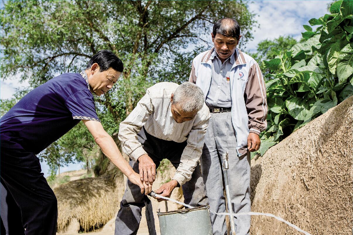 2019年7月，西吉县震湖乡蒙集村自来水通到了家门口，村民从此告别了吃窖水的历史。.jpg