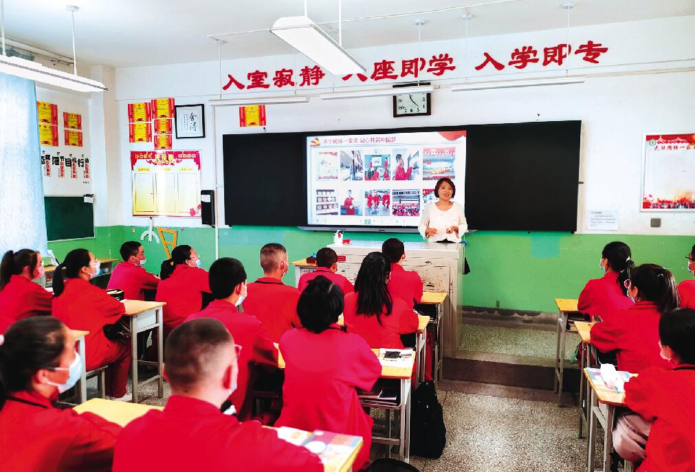 石嘴山市第八中学开学季民族团结教育第一课.jpg
