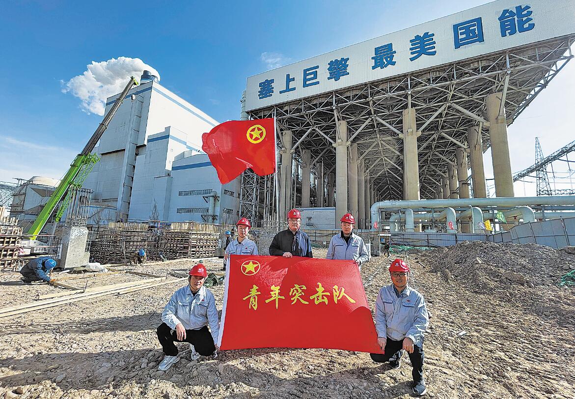 国家能源集团宁夏灵武发电公司基建青年突击队在飞轮储能项目施工现场 胡刚 摄.jpg